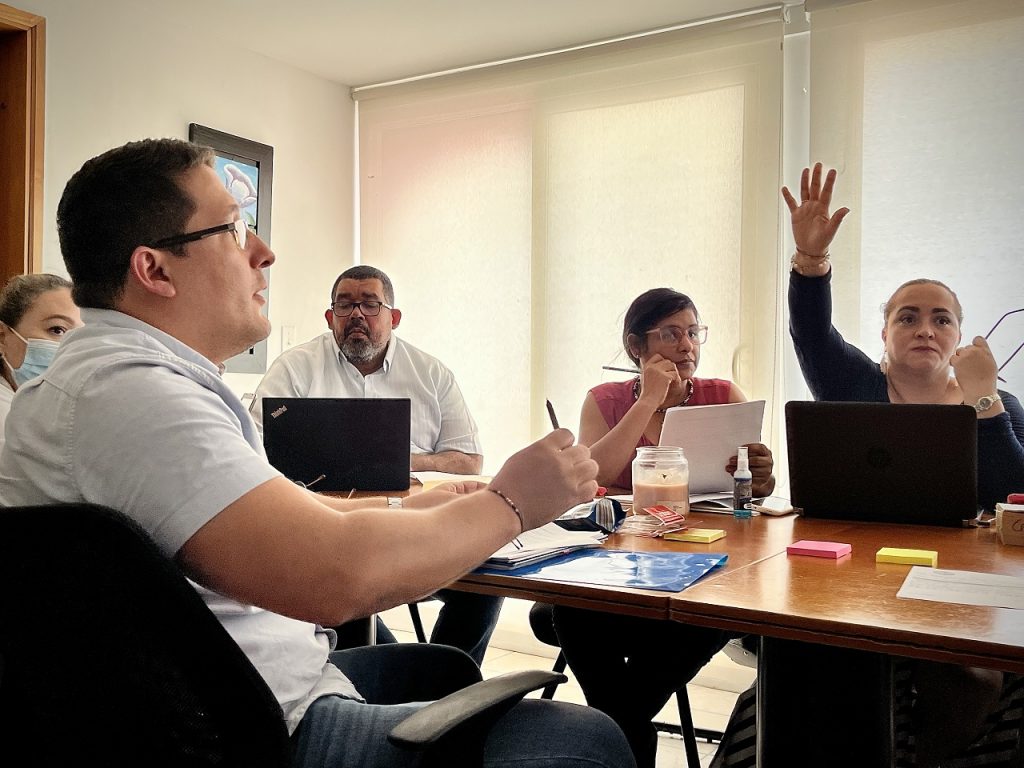 Imagen con directivos de la secretaría