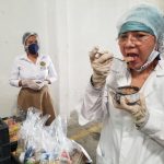 Secretaria de Educación Olga Acosta inspecciona latas de atún de la Bodega del Operador PAE