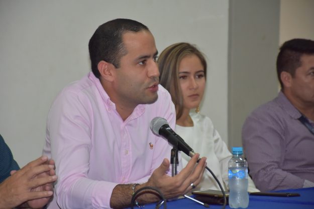 Diaro Turizo, funcionario de la Registraduría Nacional del Estado Civil, en el diálogo con los rectores distritales. A su lado, Paula Vergara, supervisora de los contratos de aseo y vigilancia del Distrito.