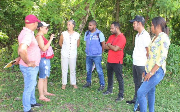 La Secretaria de Educación Distrital Claudia Almeida, reunida con docentes y padres de familia de la comunidad educativa de Isla Fuerte.