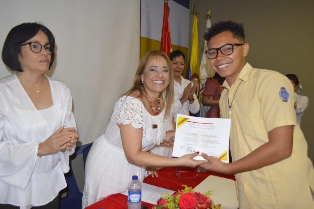 La Secretaria de Educación Distrital, Claudia Almeida, presidió la ceremonia de entrega de las 30 becas universitarias «Ser Pilo Va Cartagena».