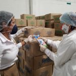 Olga Acosta Amel revisa fechas de vencimientos de productos PAE