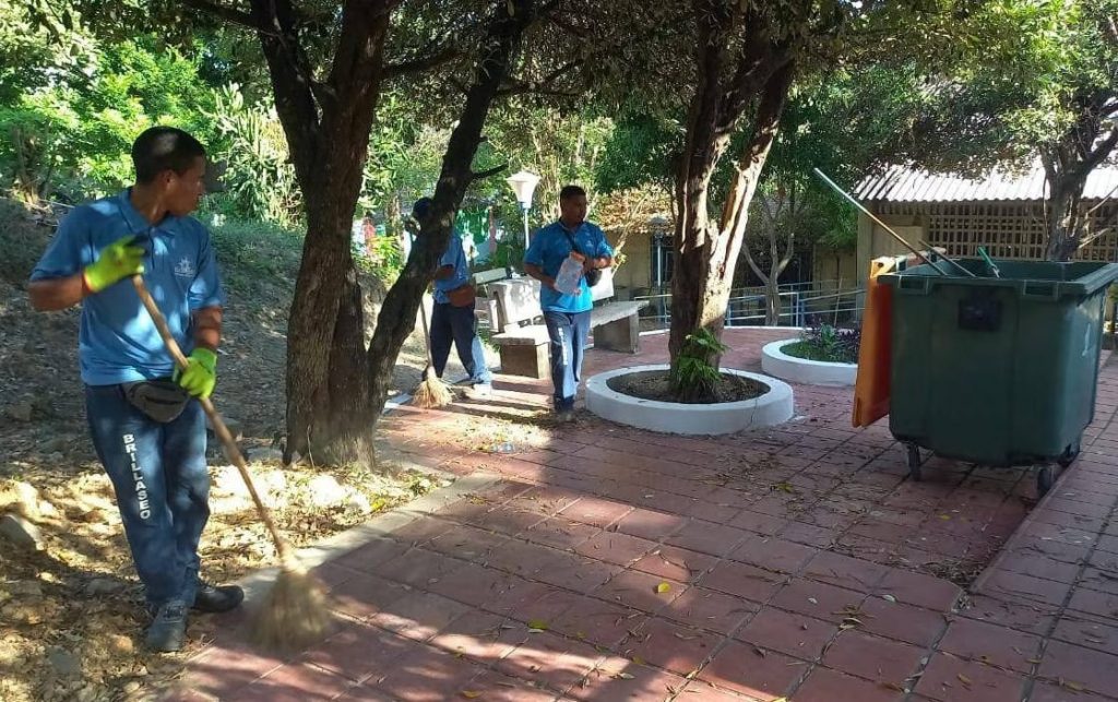 Personal haciendo limpieza