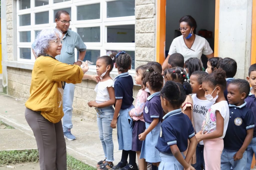 Imagen de la secretaria con niños