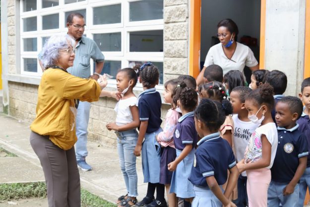 Imagen de la secretaria con niños