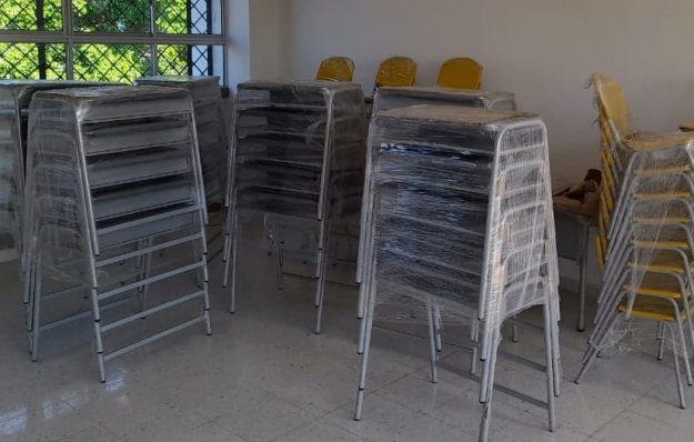 Imagen de pupitres, tableros y mesas en la IE San Felipe Neri