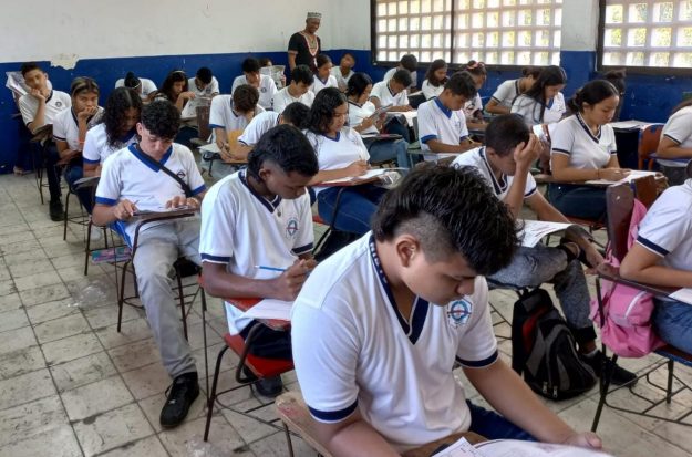 Imagen de estudiantes en salón de clase