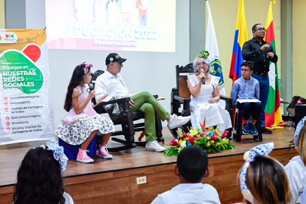 Imagen del Alcalde y la Secretaria de Educación en la rendición de cuentas