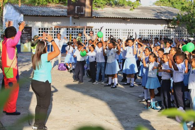 La SED, desde inicios de clases en el 2023, fortaleciendo programas de bienestar y permanencia escolar en distintas Instituciones Educativas del Distrito Imagen de niños, niñas y docentes en patio de la institución