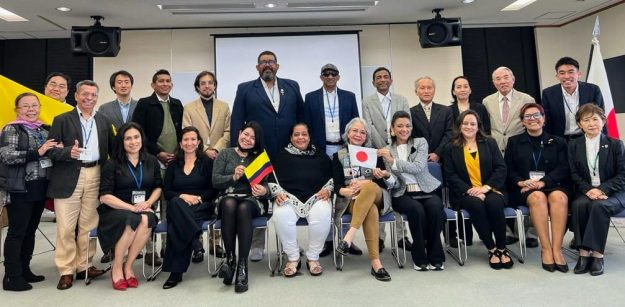 En capacitación internacional, en Japón, la Secretaria de Educación Olga Acosta Amel, y Mario Lombana Moreno, Director de Calidad Educativa de la SED presentaron los planes de acción que desarrolla Cartagena para educar para la paz Imagen de funcionarios de pie y sentados en capacitación internacional en Japón