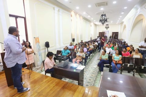 Imagen de director de calidad hablando a docentes
