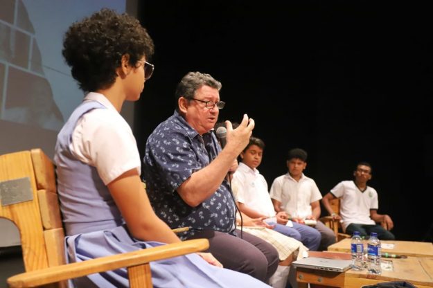 Imagen de conversatorio en torno a la obra del escritor Miguel Iriarte