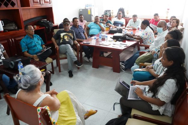 Junta directiva del SUDEB (4) La secretaria de educación con los miembros de junta directiva del SUDEB