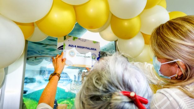 Primer aula hospitalaria para niñas y niños estudiantes 11 El Gobierno de Salvemos Juntos a Cartagena y Clínica Blas de Lezo hacen realidad primera aula hospitalaria para 30 niñas y niños en condición de enfermedad y discapacidad, con énfasis en cáncer