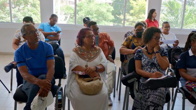 Docentes, estudiantes y funcionarios en reunión