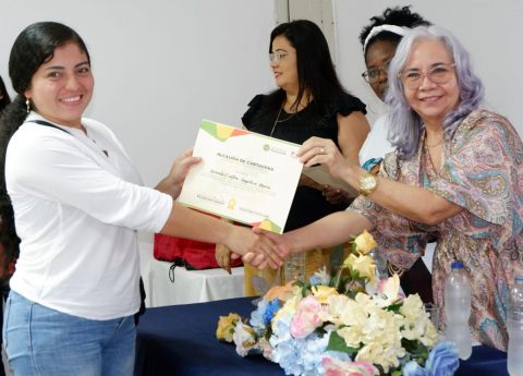 Secretaria estrechando la mano con jóvenes víctimas del conflicto armado